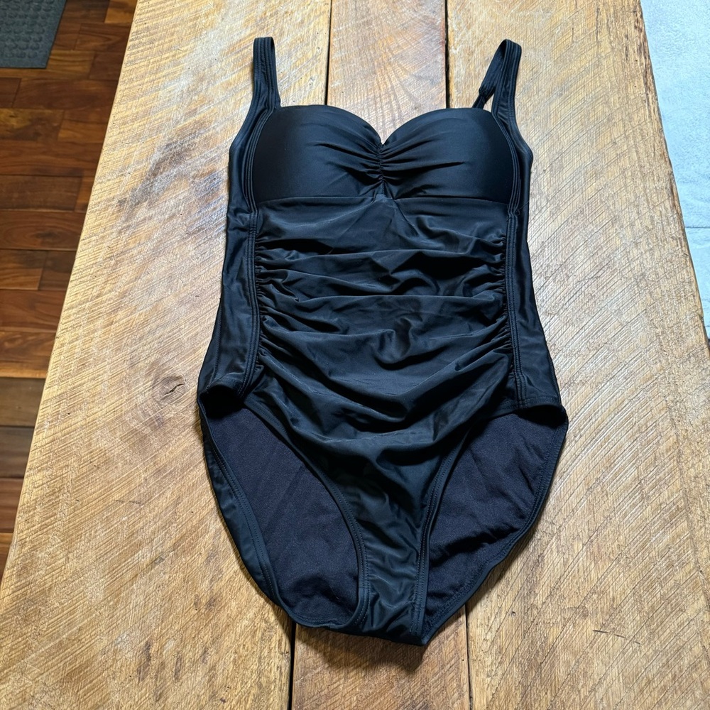 Immerse black onepiece swimsuit, padded sweetheart bust, slimming ruching, Sz 6